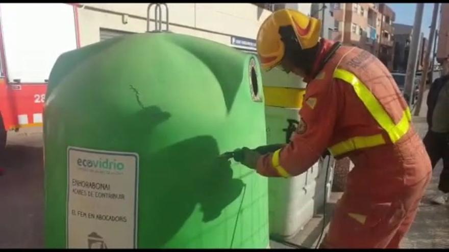 Rescatan a tres gatitos de un contenedor de vidrio