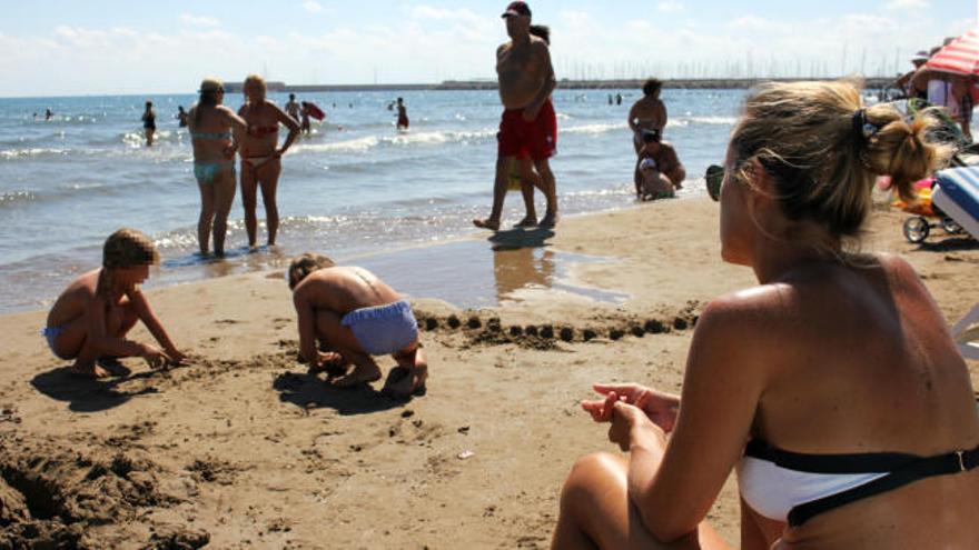 El ayuntamiento estudia utilizar "pulseras identificativas" para que no se pierdan los niños en la playa