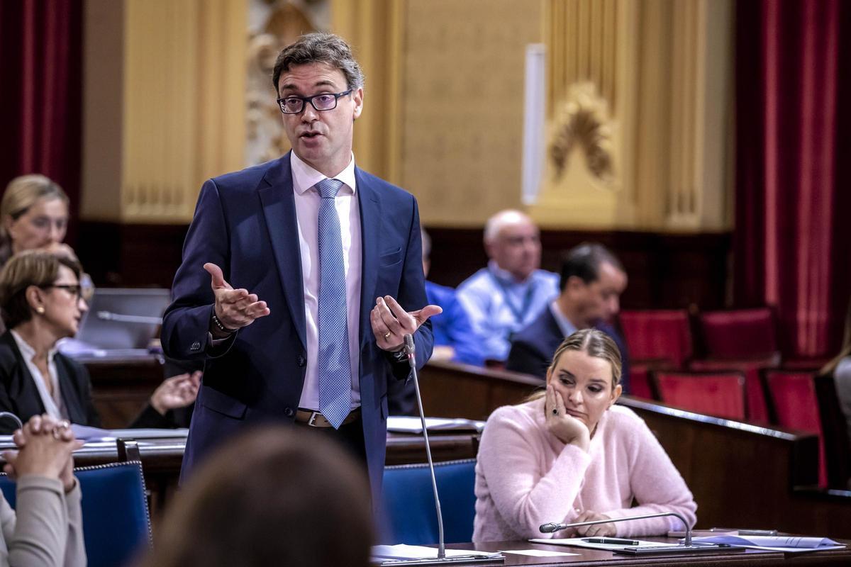 El vicepresidente y conseller de Hacienda, Antoni Costa, junto a la presidenta Marga Prohens.