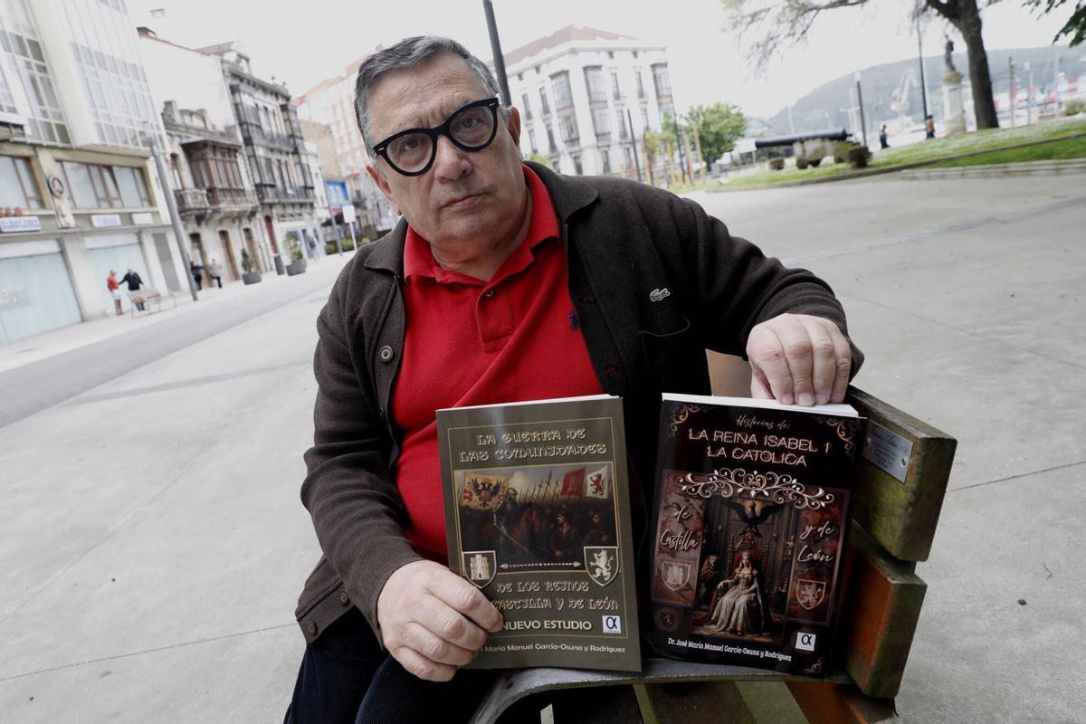 José María Manuel García-Osuna en el parque del Muelle junto a sus dos nuevas publicaciones.