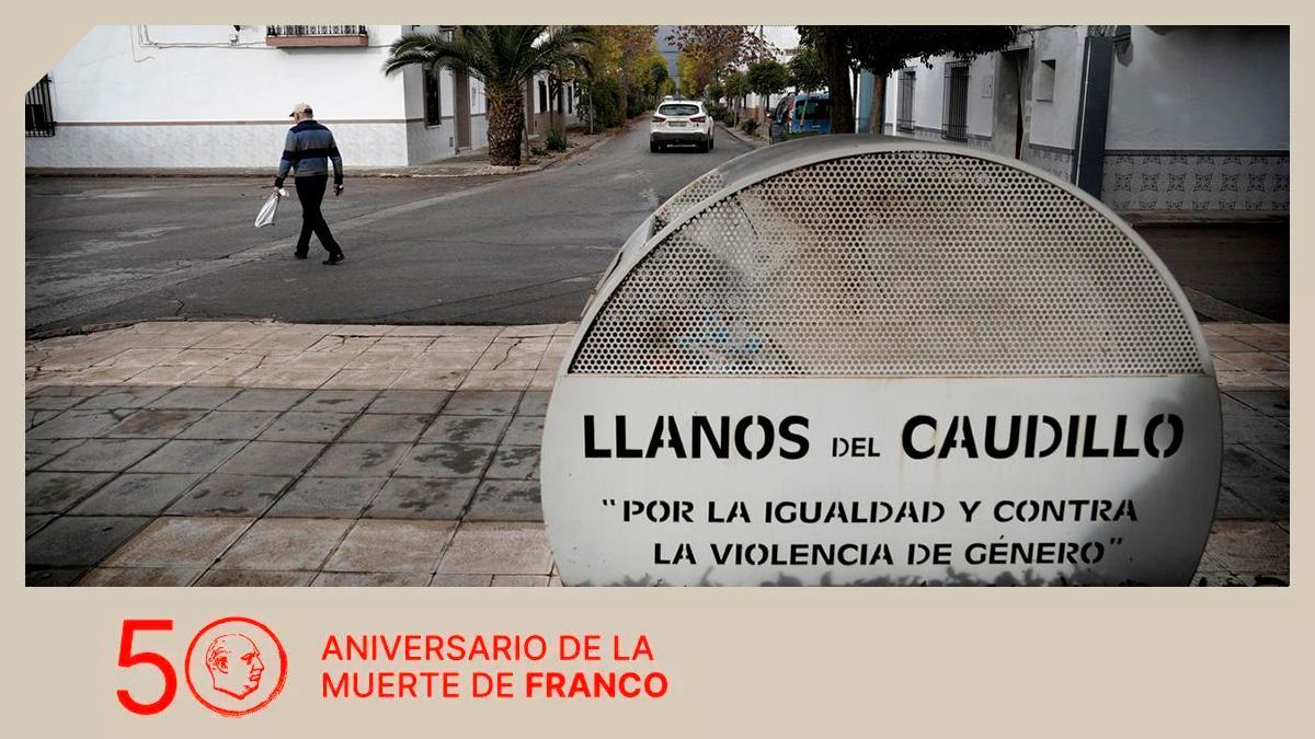 Un vecino de Llanos del Caudillo, en Ciudad Real, cruza una calle del centro del pueblo, uno de los siete que sigue manteniendo toponimia franquista pese a la ley de memoria histórica de 2022.
