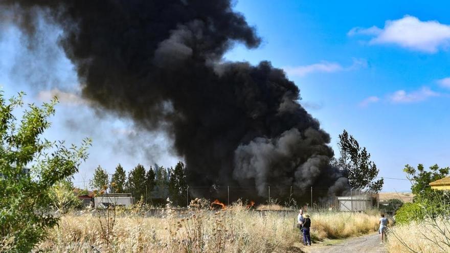 Un incendio de neumáticos provoca una gran columna de humo en Los Pedroches