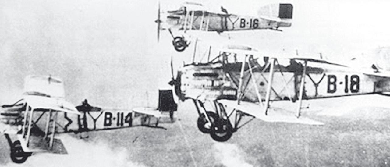 Imagen tomada desde el hidroavión Melilla en la que aparecen las tripulaciones del Archipiélago canario, Gran Canaria y Tenerife en enero de 1924.