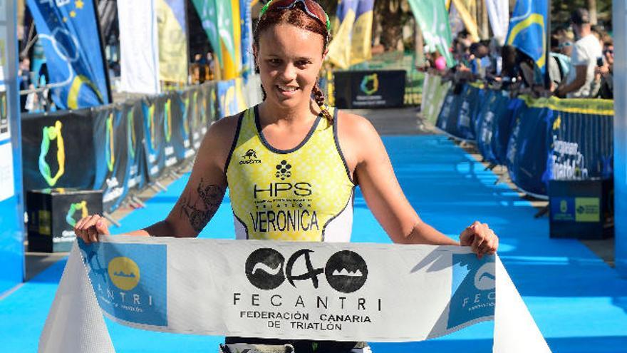 La joven triatleta teldense Verónica Navarro, nada más traspasar el arco de meta.