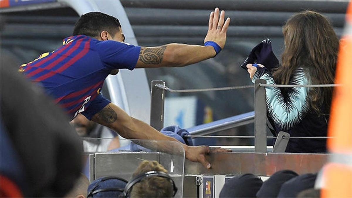 Suárez celebra con su familia su hat-trick