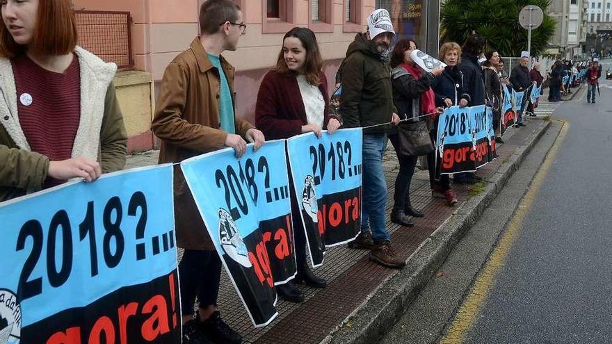 Participantes en la marcha en la calle General Rubín. // R. Vázquez