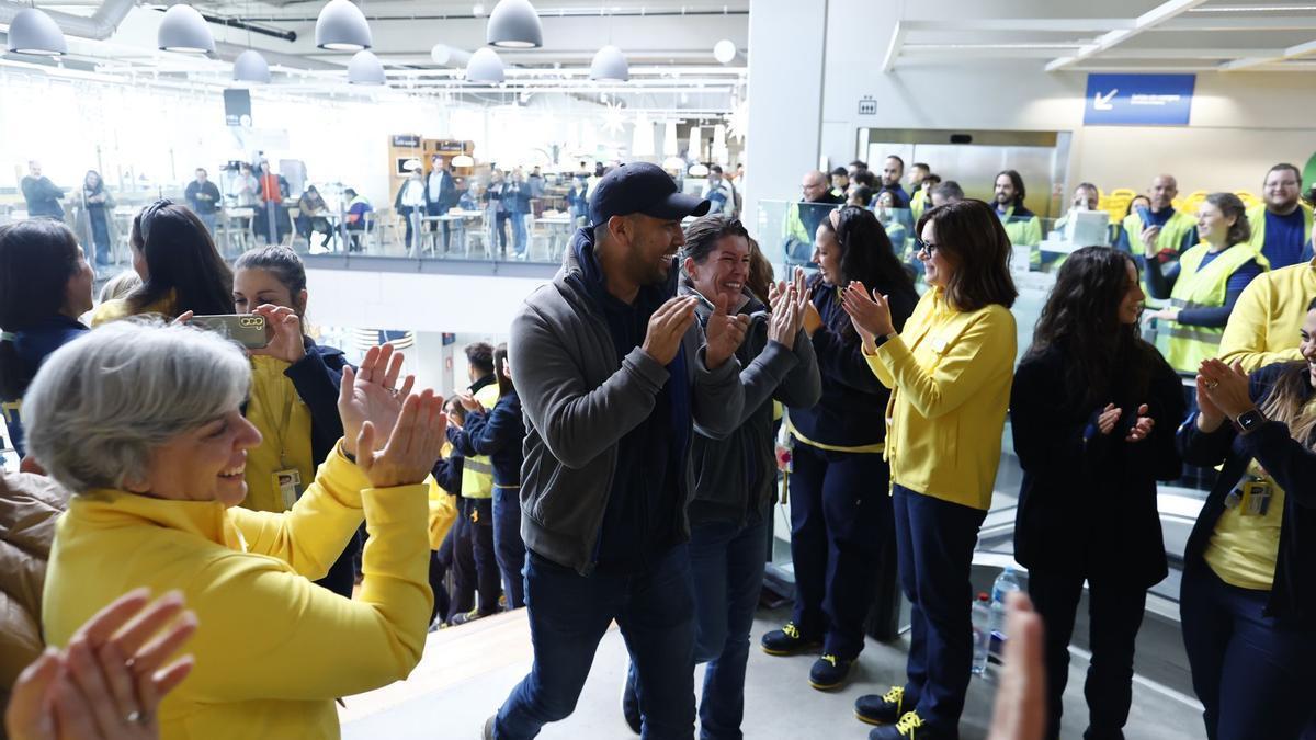 Ikea reabre sus puertas: Los empleados reciben a los clientes entre aplausos y lágrimas