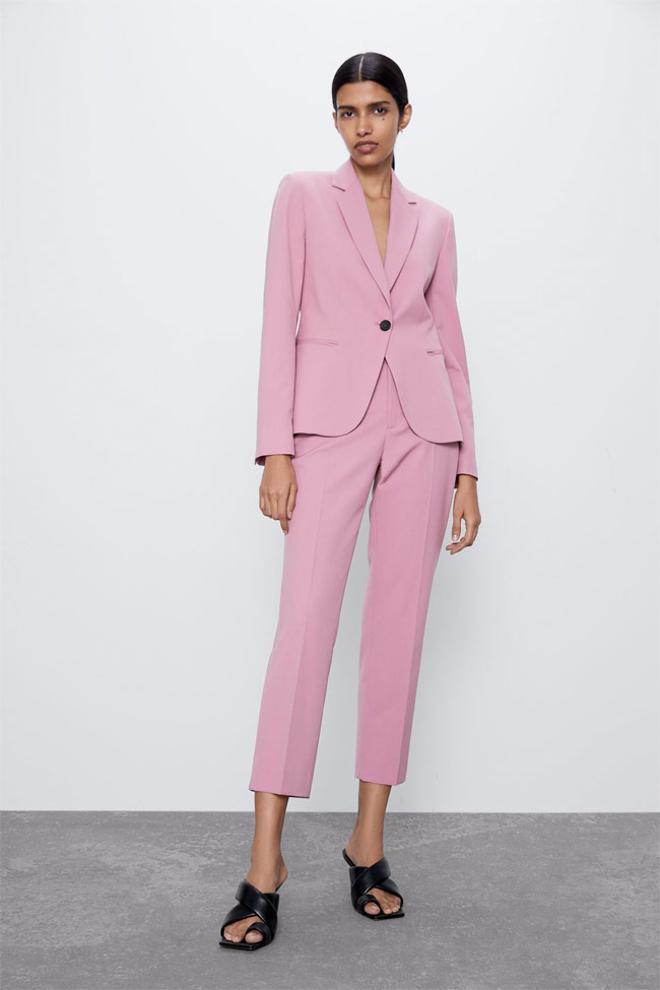 Traje rosa de chaqueta y pantalón, de Zara