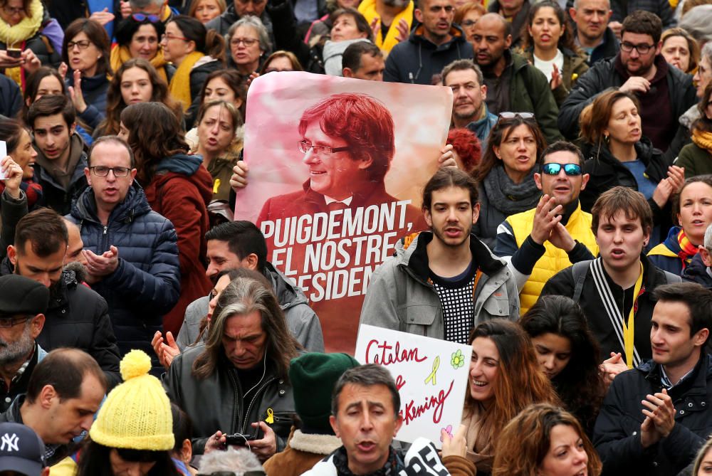 Manifestació multitudinària a Barcelona contra la detenció de Puigdemont