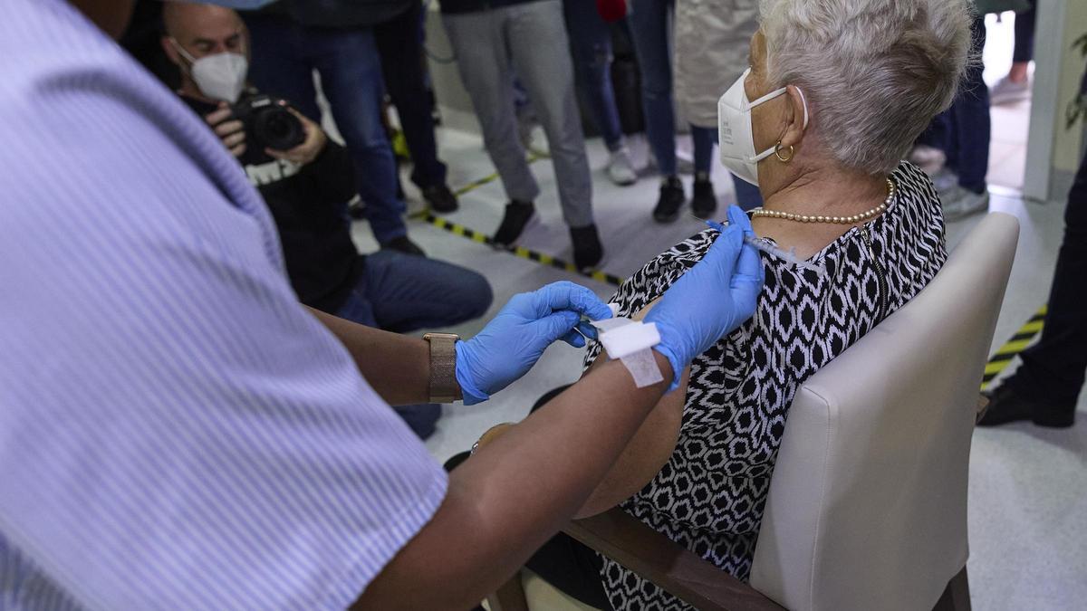 Una sanitària vacuna a una dona en la residència de gent gran Vista Alegre