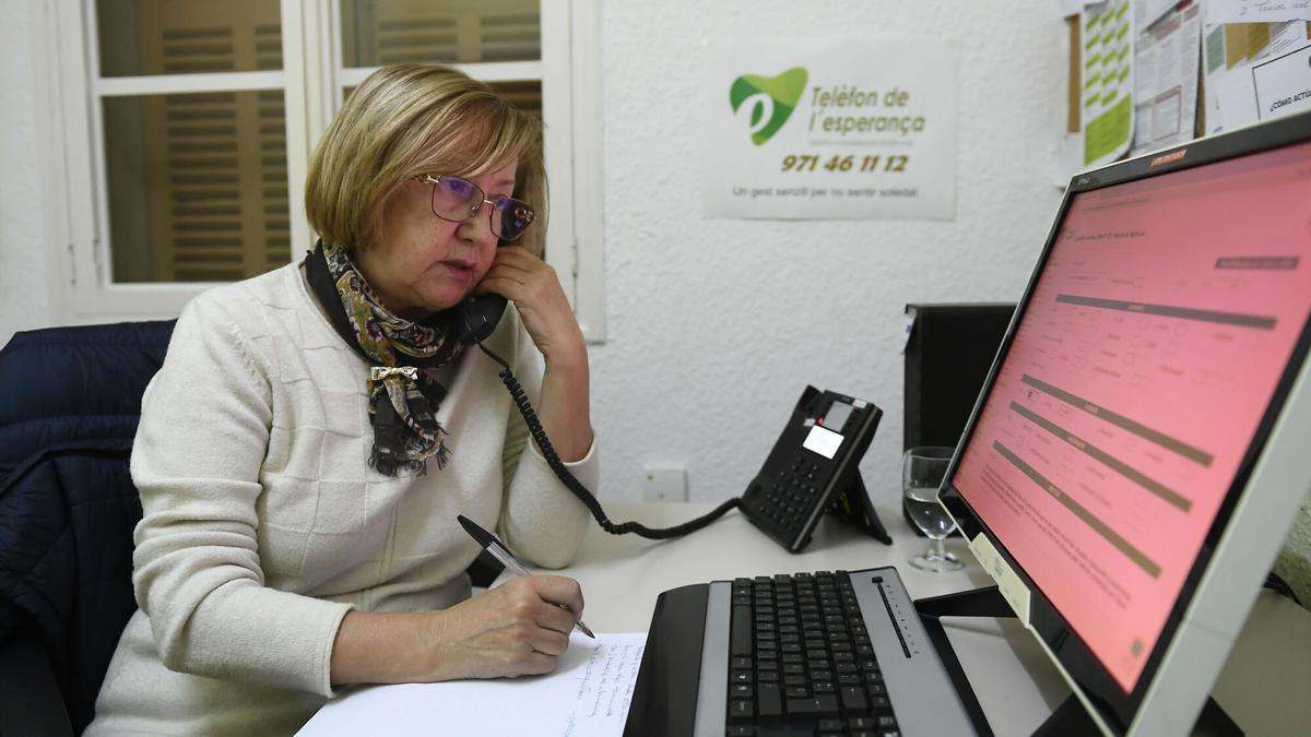 La presidenta del Teléfono de la Esperanza de Baleares, Maria Antònia Mateu Oliver durante una entrevista en Palma