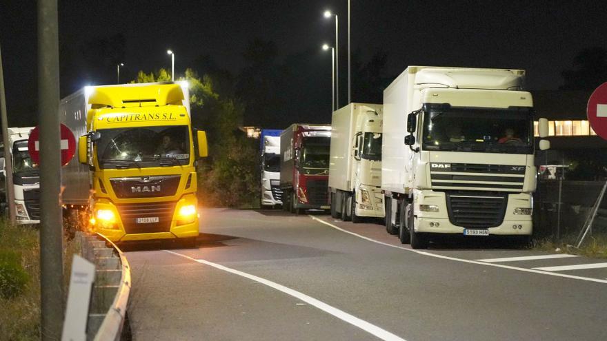 SOS de los transportistas: Las tres áreas de servicio de la AP-7 en Castellón solo tienen cien plazas para 10.800 camiones
