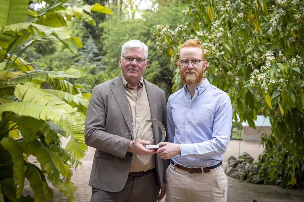 Kristinn Hrafnsson y Joseph Farrell en la rueda de prensa de los premios.
