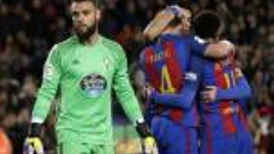 Els jugadors del Barça celebrant un gol al costat del porter del Celta Sergio.