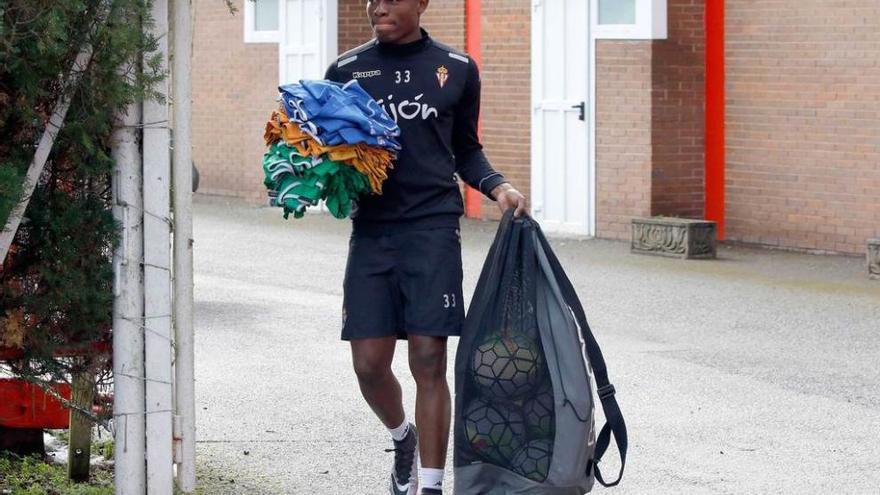 Dani Ndi, ayer, en la Escuela de Fútbol de Mareo.