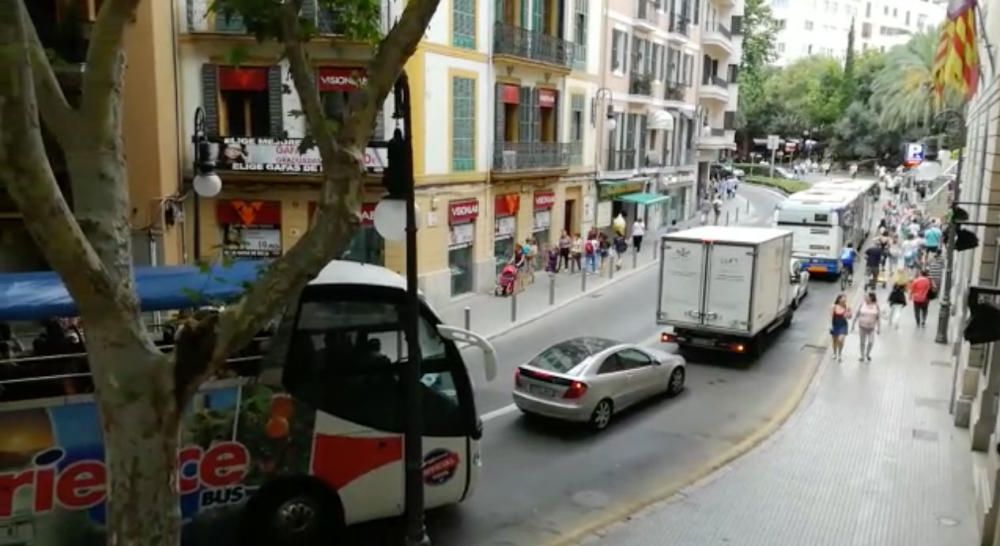 Largas colas para conseguir taxis o autobús en Palma