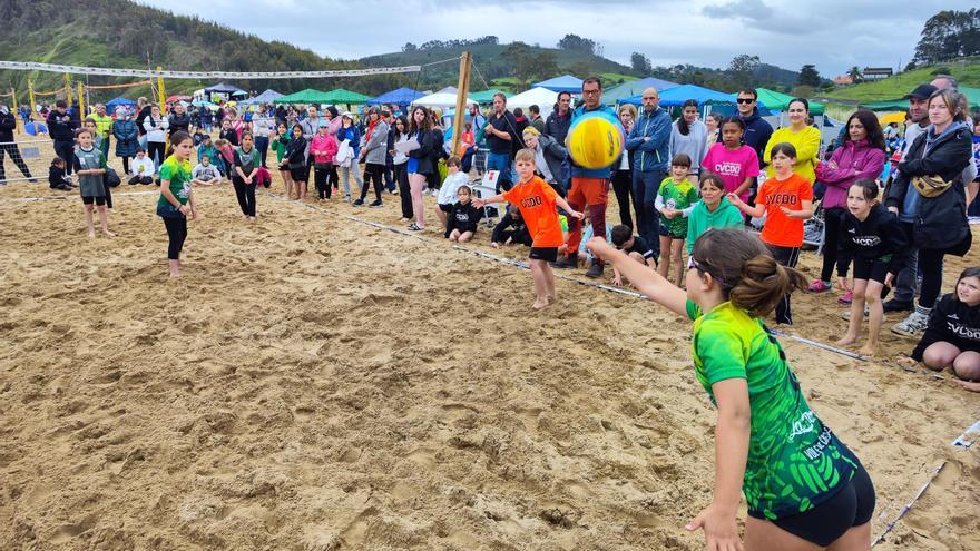 El vóley playa tiene futuro y se ve en Rodiles, con más de 1.700 jugadores en los Juegos Deportivos del Principado