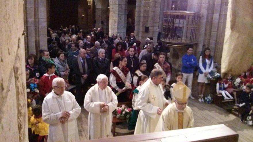 Canto de la Salve a la Virgen de la Vega.