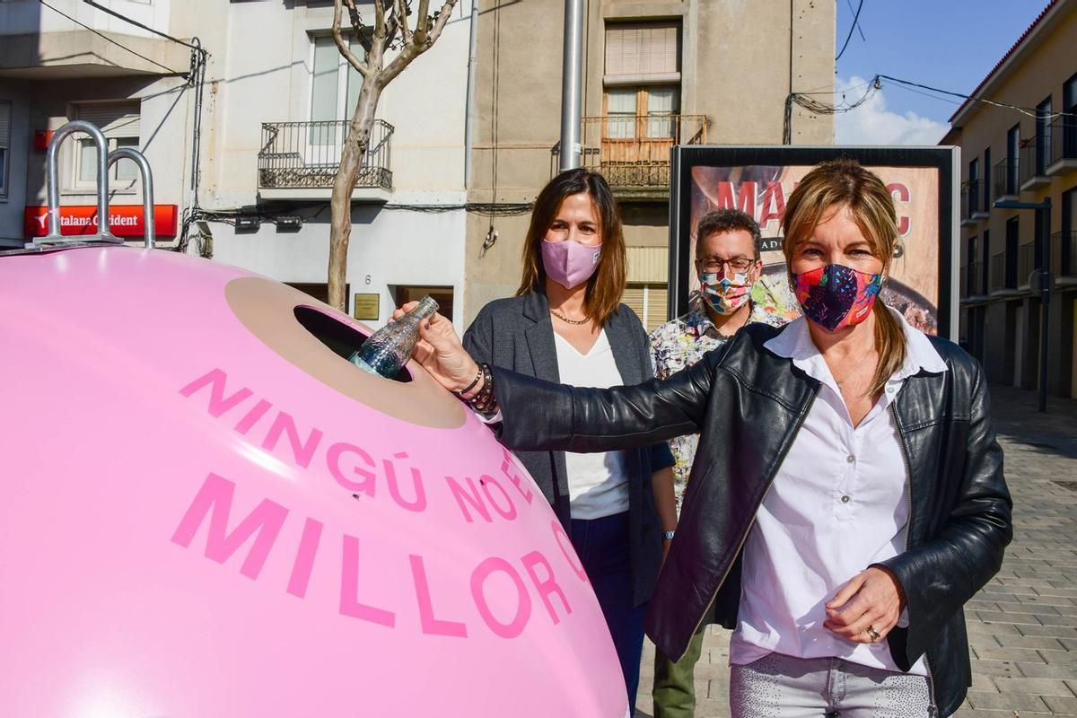 Rubí instal·la contenidors roses per fomentar el reciclatge del vidre i prevenir el càncer de mama