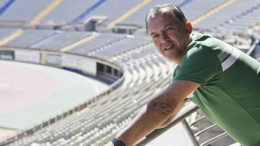 El entrenador de la UD Las Palmas, Juan Manuel Rodríguez, posa en el palco del Estadio de Gran Canaria. i JOSÉ CARLOS GUERRA