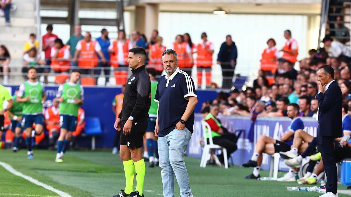 David Navarro, pensativo, durante el derbi del domingo en El Alcoraz.
