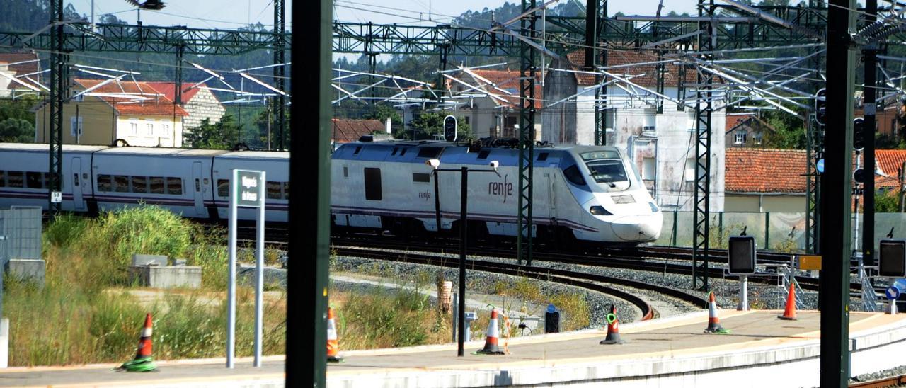 Un Alvia pasando por la estación de Vilagarcía.