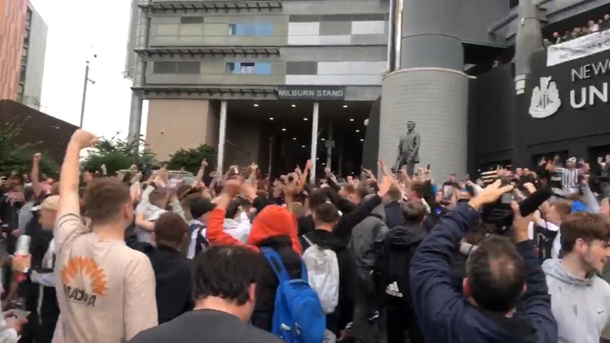 Los aficionados del Newcastle celebran la compra del club por parte de Arabia Saudí