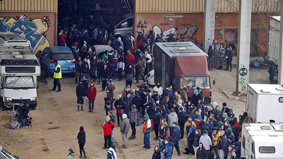 La festa se celebrava en una nau industrial abandonada de Llinars