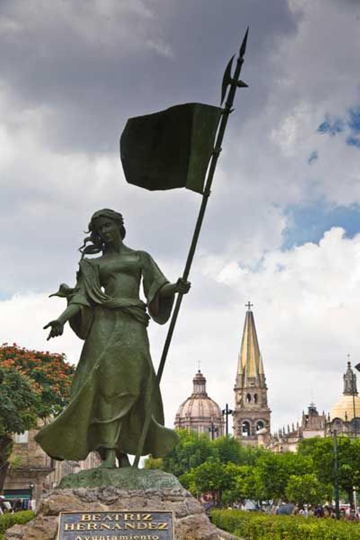 Estatua de Beatriz Hernández en la Plaza de los Fundadores