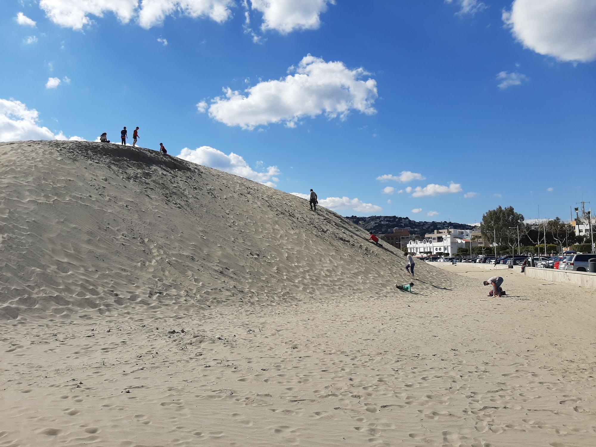 Una enorme duna de arena se convierte en la nueva atracción en una playa de Peñíscola