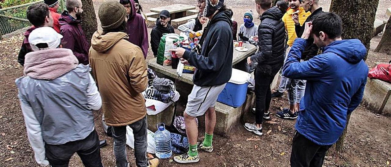 Unos jóvenes de chuletada en el Llano de los Viejos.