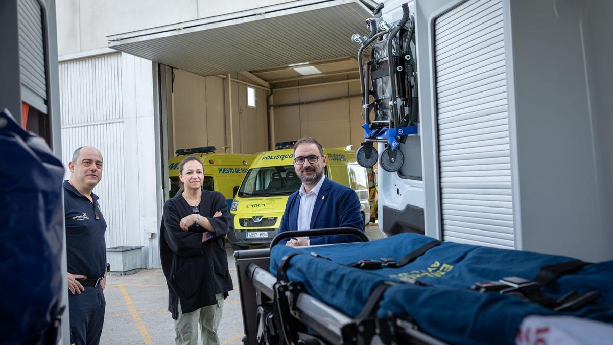 Ricardo Villalba, Isabel Casalduero y Diego José Mateos, supervisan la nueva ambulancia de soporte vital básico.