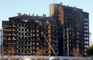 El edificio de Valencia queda destrozado por el fuego