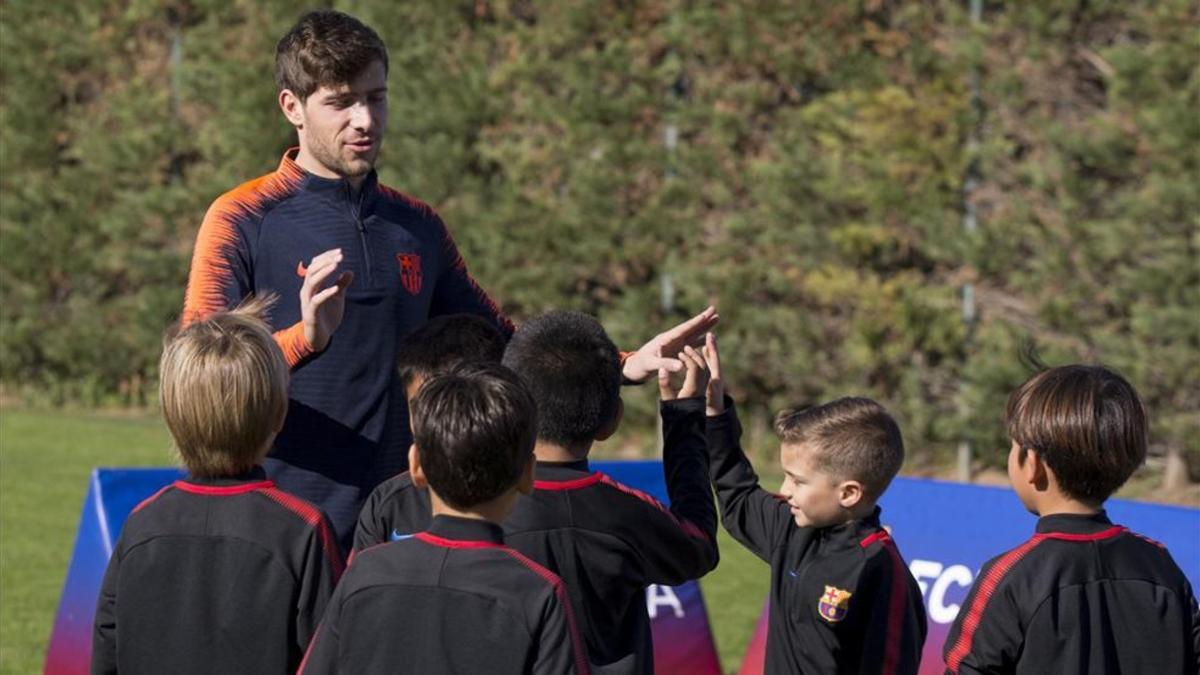 Sergi Roberto, con los niños de la FCB Escola