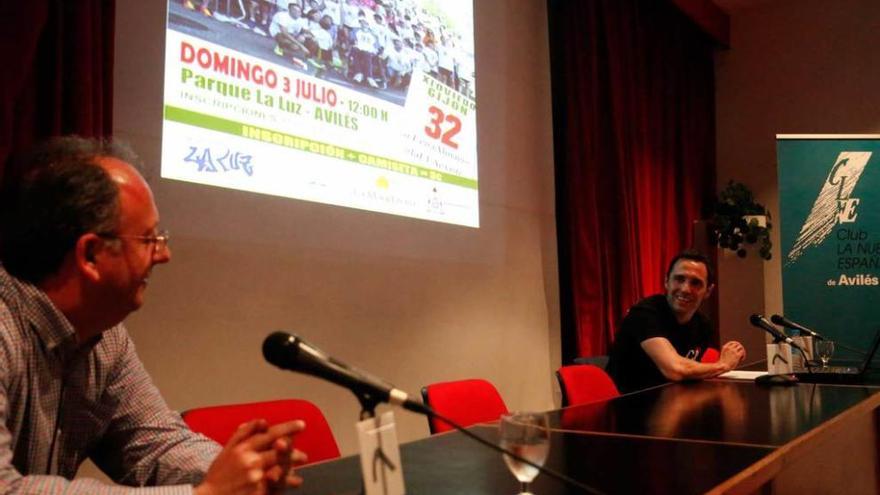 José Ramón Suárez, presidente de Astarte, y el deportista Juan Nicieza, ayer, en la Casa de Cultura.