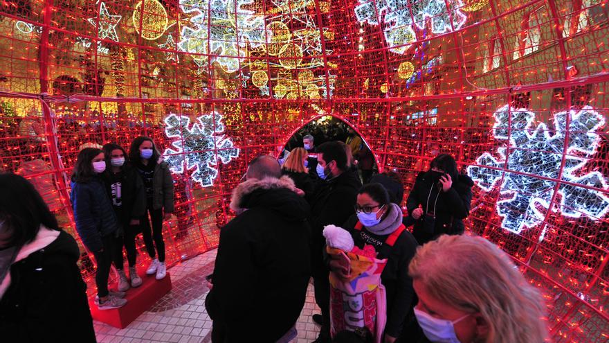 Elfos en las calles y conciertos por Navidad para atraer las compras en Elche