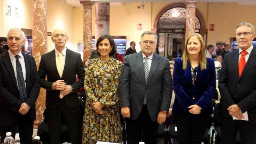 José Calvo Poyato, con responsables de ACE y la concejala de Cultura.