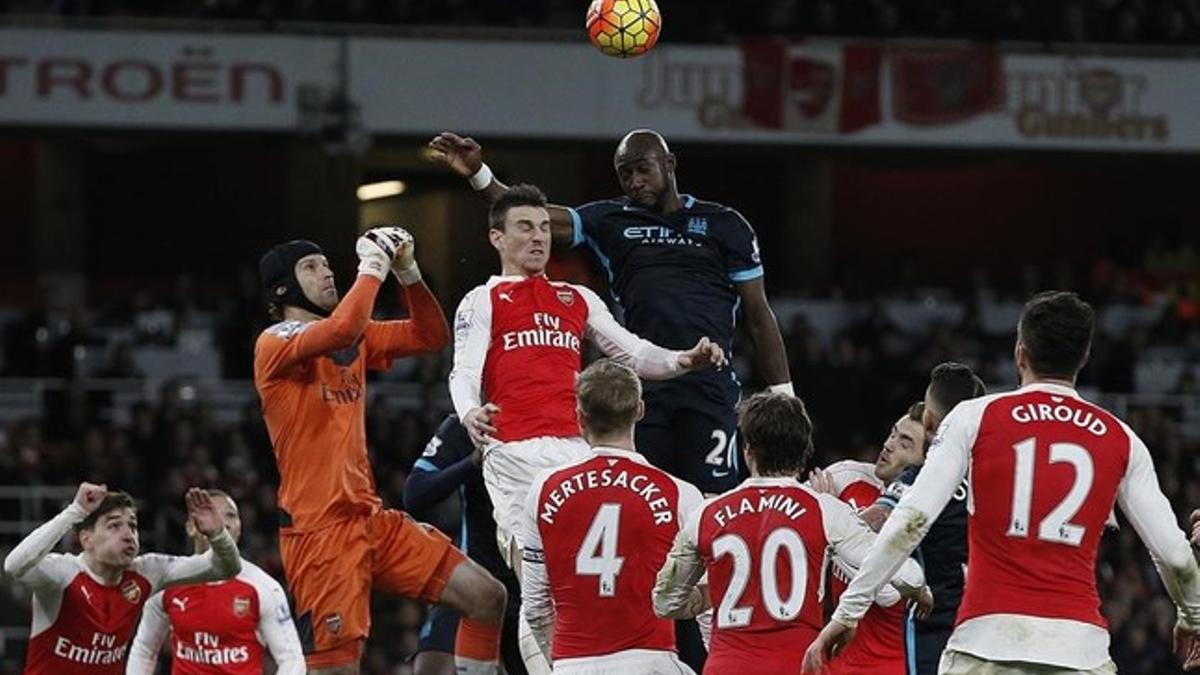 Cech, el portero del Arsenal, sale a despejar un balón que intenta rematar Mangala, del Manchester City.