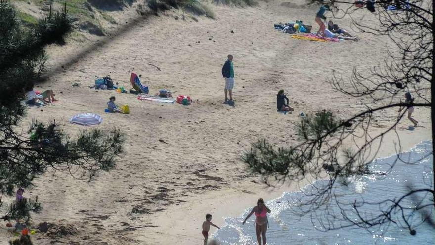 El calor de ayer propició que alguna gente acudiese ya a las playas, y que incluso algunos probasen el agua. // Iñaki Abella