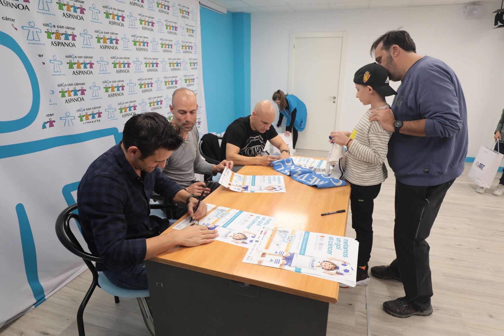 Láinez, Movilla y Paredes, con los niños de Aspanoa