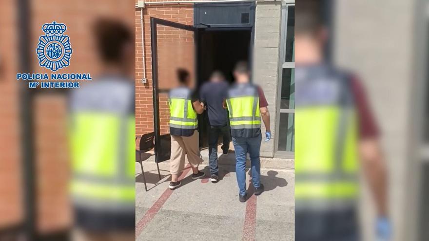 Ataca con un cuchillo a los policías que impiden que apuñale a su madre en Murcia