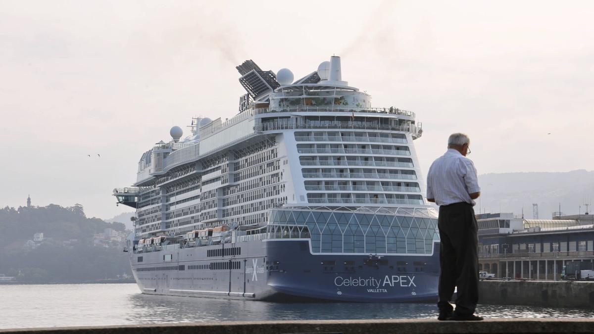 El crucero «Celebrity Apex», atracado este sábado en Vigo.