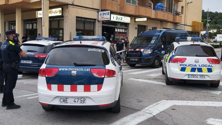 L&#039;operatiu policial al bar conflictiu de la Jonquera, aquest dijous al vespre.