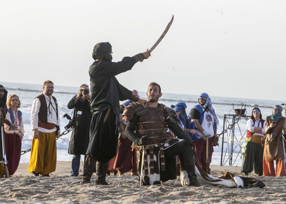 Un espectacular Desembarco al alba da inicio a los Moros y Cristianos en El Campello