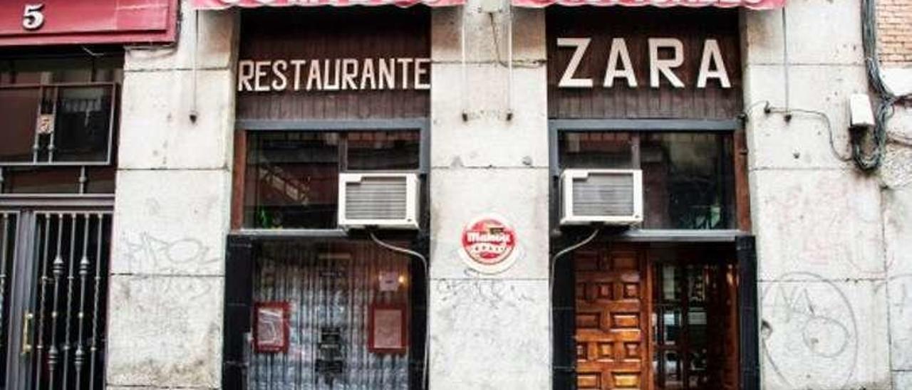 A la izquierda, la fachada del viejo restaurante Zara de la calle Infantes (arriba) y el nuevo establecimiento. Debajo de estas líneas, la portada del libro, que publica la editorial Azar.