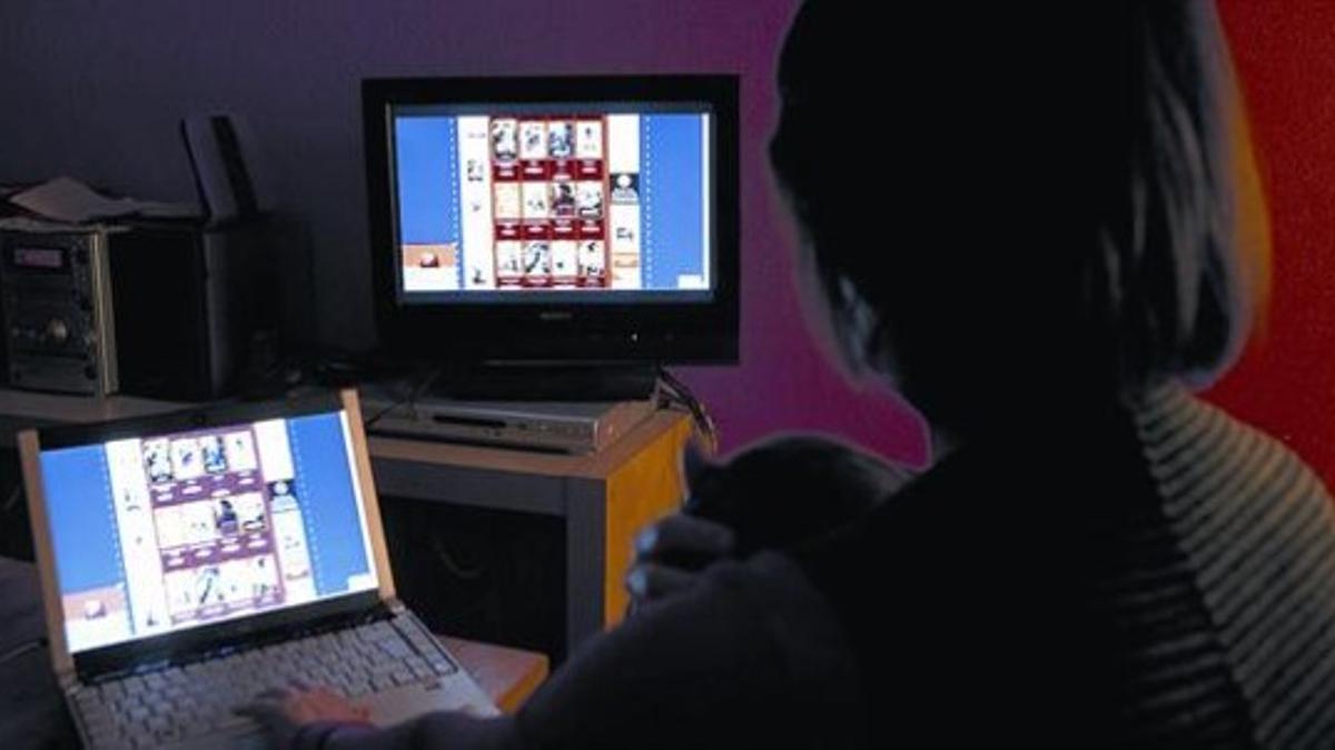 Una mujer descarga una película en su ordenador.