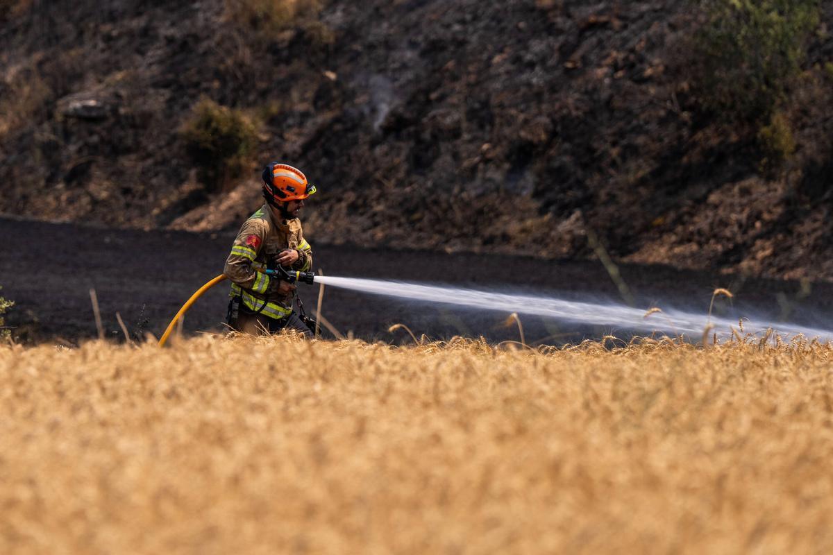 Bomberos trabajan para combatir los focos que reaparecen en Guardiola, Lleida, este 2 de julio de 2025. El incendio en la provincia ha dejado dos víctimas mortales y miles de evacuados.