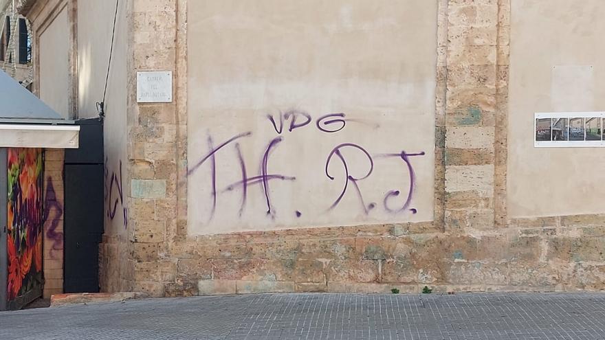 Vandalizan con grafitis el muro del convento de Santa Magdalena que ya había sido rehabilitado