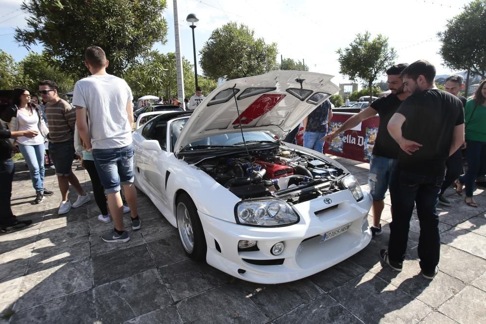 Múscia a todo volumen y coches de diseño en la playa redondelana