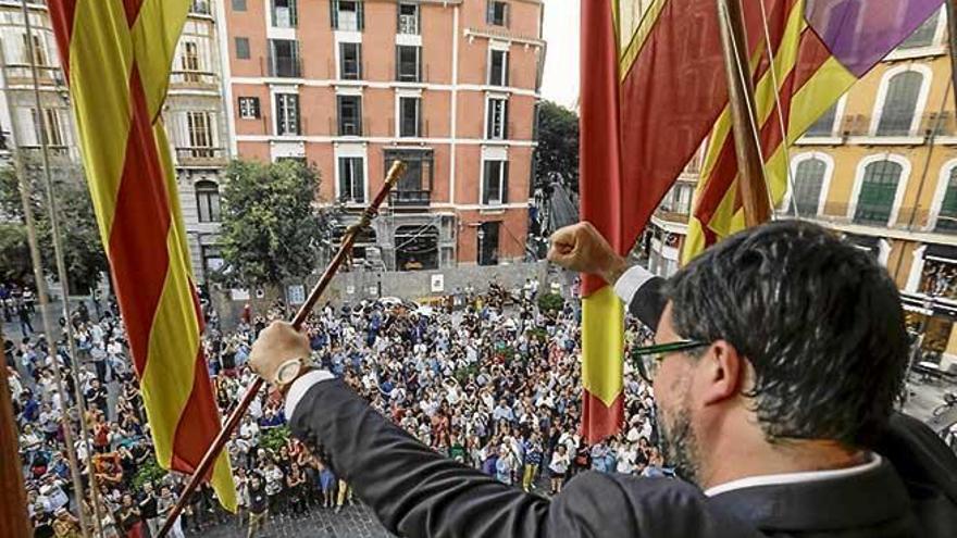 Noguera, ya con el bastón de mando de alcalde, saluda desde Cort.